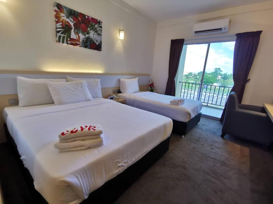 Serdang Lake View Resort Sungai Kechil Esterno foto