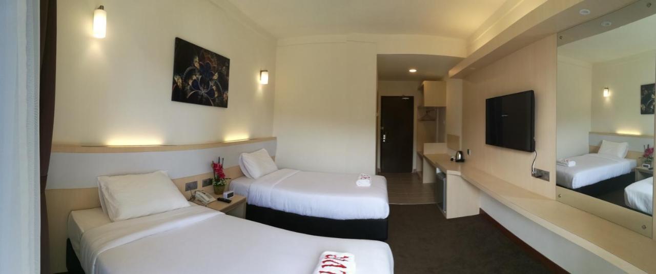 Serdang Lake View Resort Sungai Kechil Esterno foto